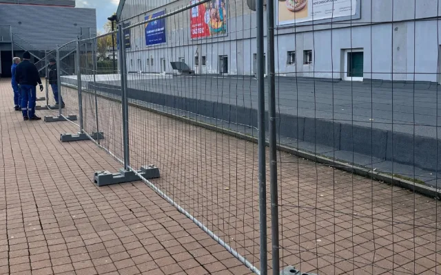 Kolem Svijanské Arény jsou instalovány ochranné ploty, zatím je v provozu