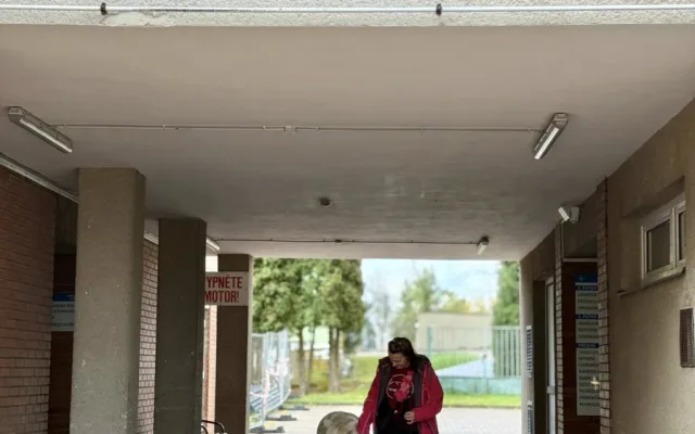 Nečekaná návštěva frýdlantské nemocnice. Za pacienty přijel výtahem miniaturní kůň