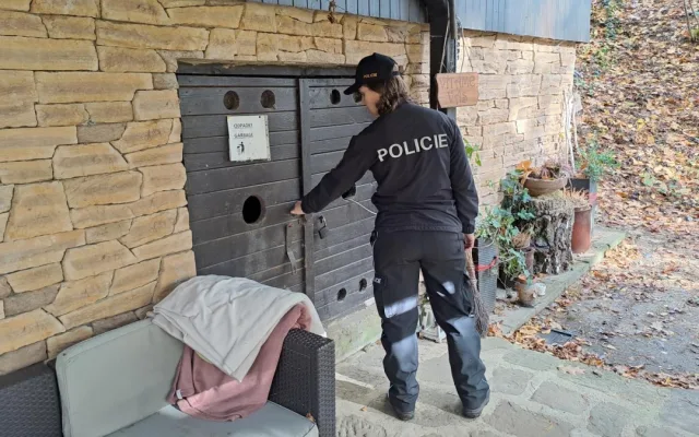Policisté kontrolovali chaty a chalupy v Českém ráji, zapojili i služebního psa Zorana