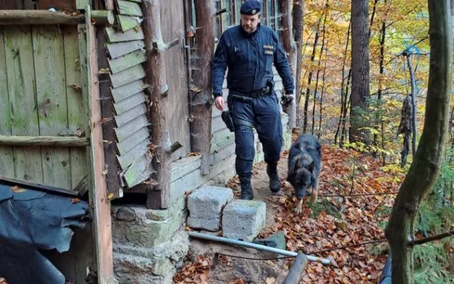 Policisté kontrolovali chaty a chalupy v Českém ráji, zapojili i služebního psa Zorana