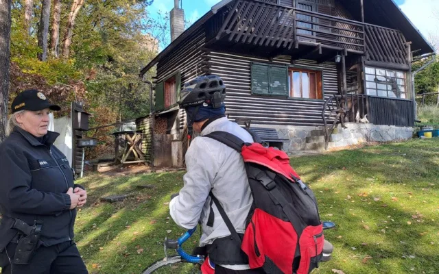 Policisté kontrolovali chaty a chalupy v Českém ráji, zapojili i služebního psa Zorana