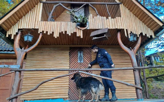 Policisté kontrolovali chaty a chalupy v Českém ráji, zapojili i služebního psa Zorana