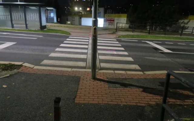 Policie hledá řidiče, jenž na přechodu v Jablonci srazil dívku. Mluvil s ní, pak odjel
