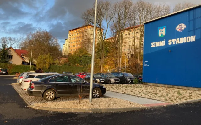 Místo staré ratejny moderní šatny pro sportovce. Frýdlant dokončil kabinový blok