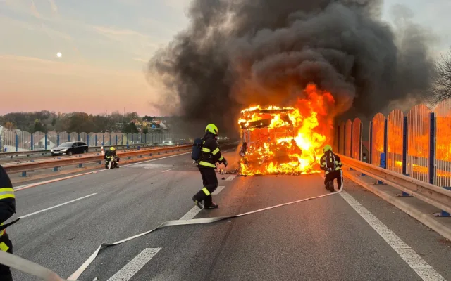 Na rychlostce u Chrastavy hořel autobus, zhruba 30 cestujících vystoupilo včas