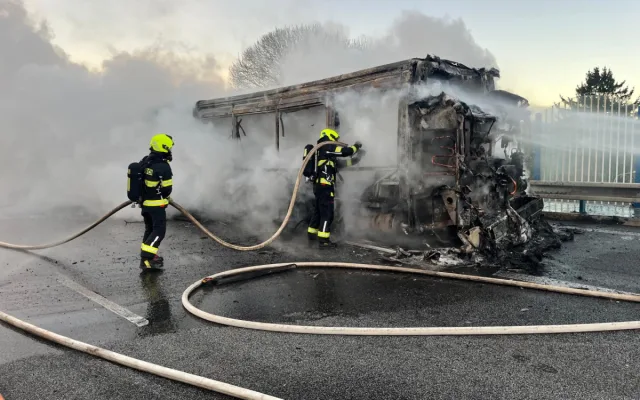 Na rychlostce u Chrastavy hořel autobus, zhruba 30 cestujících vystoupilo včas
