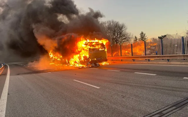 Na rychlostce u Chrastavy hořel autobus, zhruba 30 cestujících vystoupilo včas