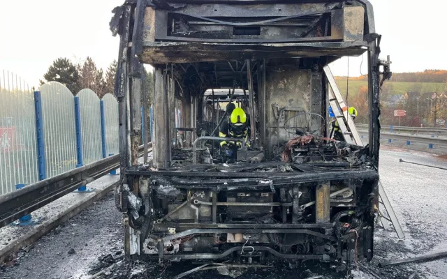 Na rychlostce u Chrastavy hořel autobus, zhruba 30 cestujících vystoupilo včas