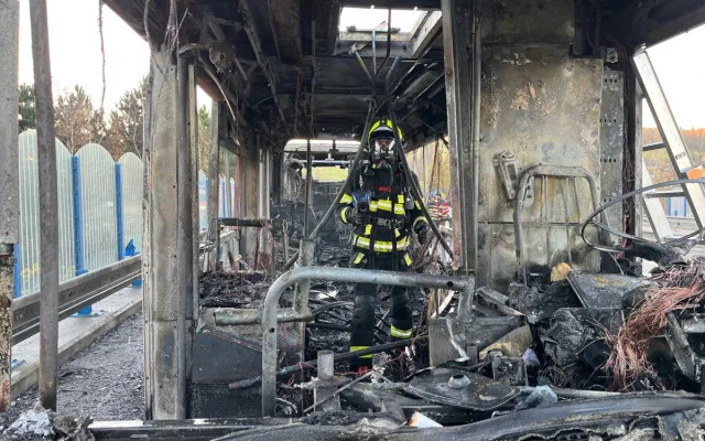 Na rychlostce u Chrastavy hořel autobus, zhruba 30 cestujících vystoupilo včas