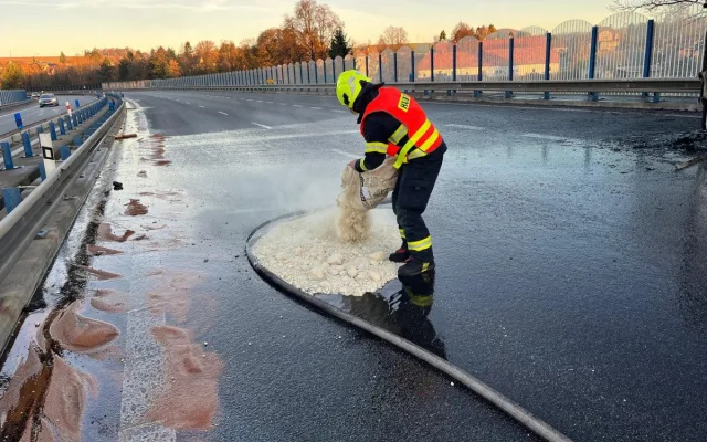 Na rychlostce u Chrastavy hořel autobus, zhruba 30 cestujících vystoupilo včas