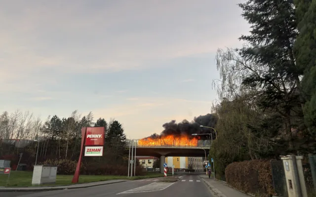 Na rychlostce u Chrastavy hořel autobus, zhruba 30 cestujících vystoupilo včas