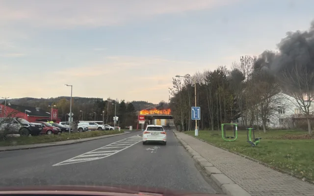 Na rychlostce u Chrastavy hořel autobus, zhruba 30 cestujících vystoupilo včas