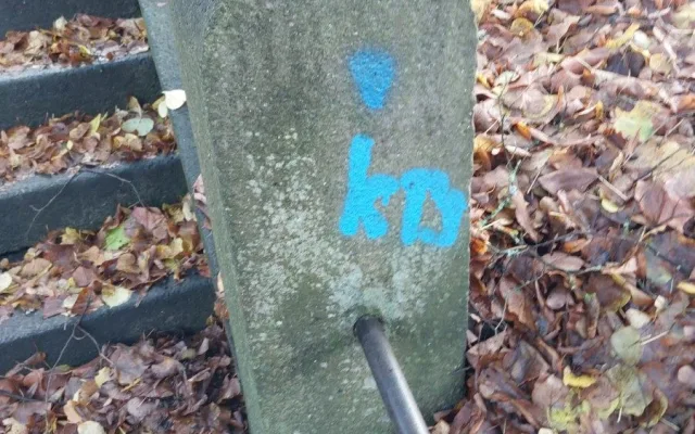 Vandal posprejoval okolí kostela v Železném Brodě. Pátrá po něm policie
