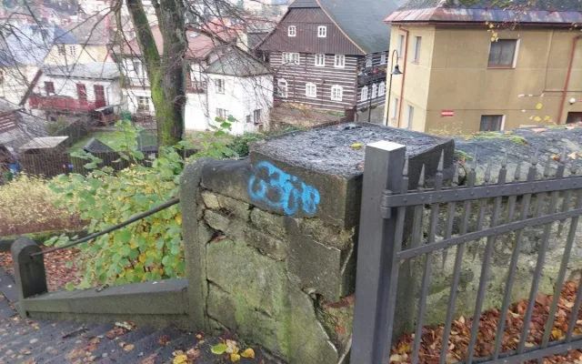 Vandal posprejoval okolí kostela v Železném Brodě. Pátrá po něm policie