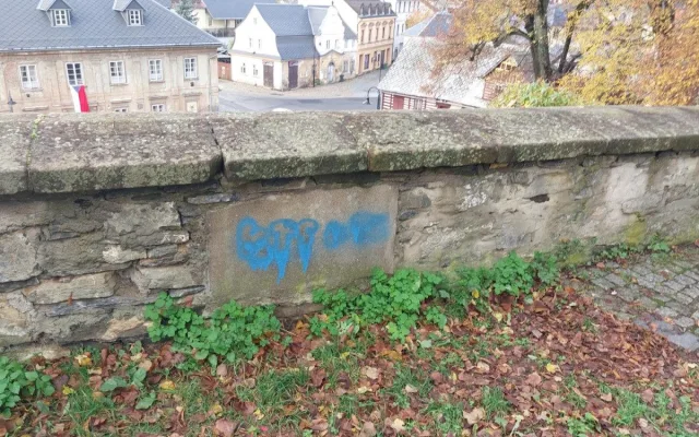 Vandal posprejoval okolí kostela v Železném Brodě. Pátrá po něm policie