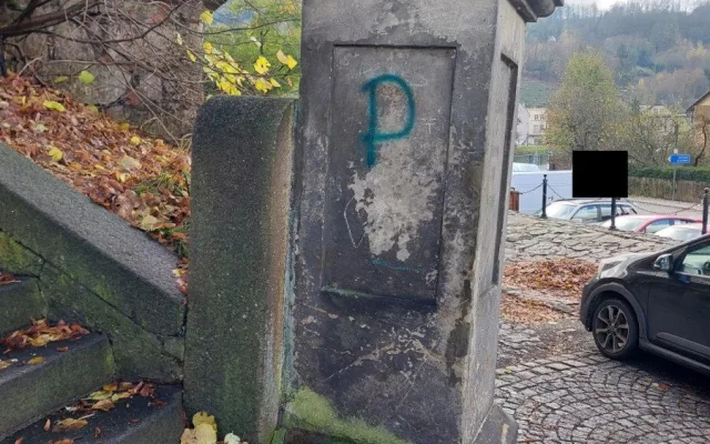 Vandal posprejoval okolí kostela v Železném Brodě. Pátrá po něm policie