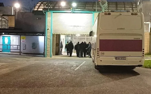 Zásah tří stovek příslušníků vězeňské služby v rýnovické věznici. Našli mobily i nůž