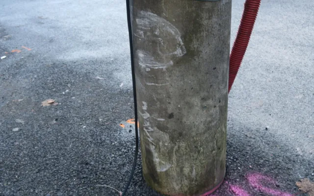 Nehoda na námraze před známým pekařstvím. Řidička dostala smyk, narazila do sloupu