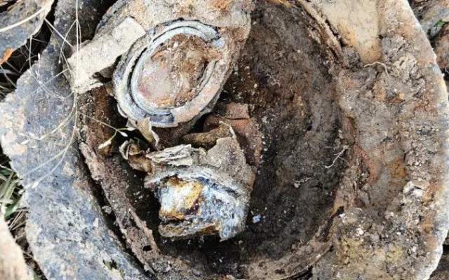 Nález na Frýdlantsku. Dělníci vykopali německé helmy a zbraně