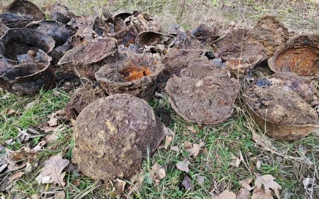 Nález na Frýdlantsku. Dělníci vykopali německé helmy a zbraně
