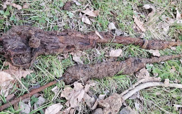 Nález na Frýdlantsku. Dělníci vykopali německé helmy a zbraně