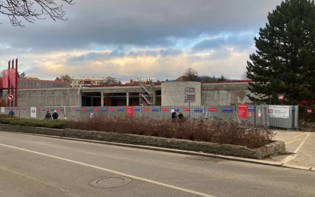 Aktuální podoba bazénu, který prochází rekonstrukcí.