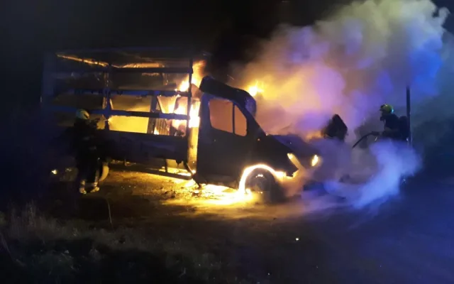 Noční požár ve Vratislavicích. Dodávka zcela shořela