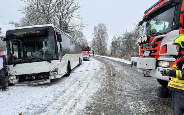 Hasiči na Českolipsku mají od rána napilno. Kvůli sněhu zasahovali u nehod v Dobranově či v Dubé