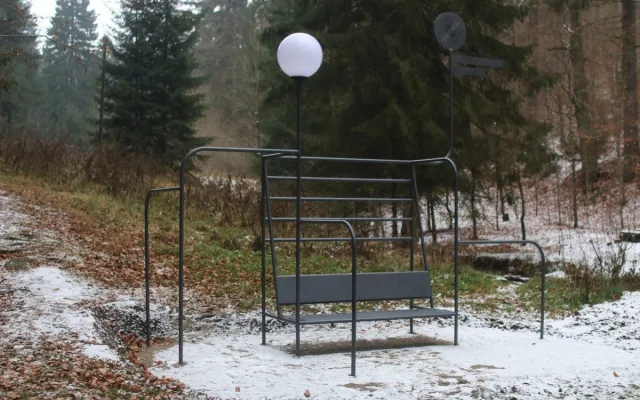 Originální lavička u Lesního koupaliště - má zvláštní název a spoustu funkcí