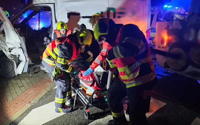 Srážka tramvaje a dodávky ve Vratislavicích. Čtyři zranění, řidiče museli vyprostit