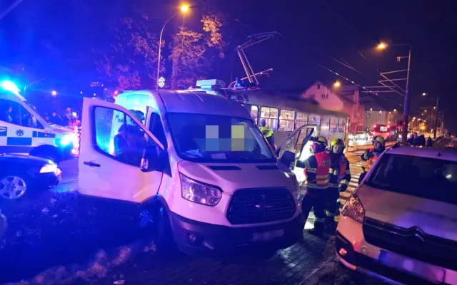 Srážka tramvaje a dodávky ve Vratislavicích. Čtyři zranění, řidiče museli vyprostit