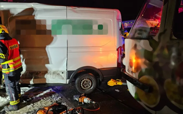 Srážka tramvaje a dodávky ve Vratislavicích. Čtyři zranění, řidiče museli vyprostit