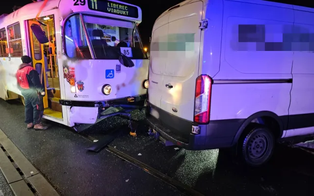 Srážka tramvaje a dodávky ve Vratislavicích. Čtyři zranění, řidiče museli vyprostit