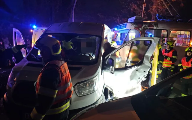 Srážka tramvaje a dodávky ve Vratislavicích. Čtyři zranění, řidiče museli vyprostit