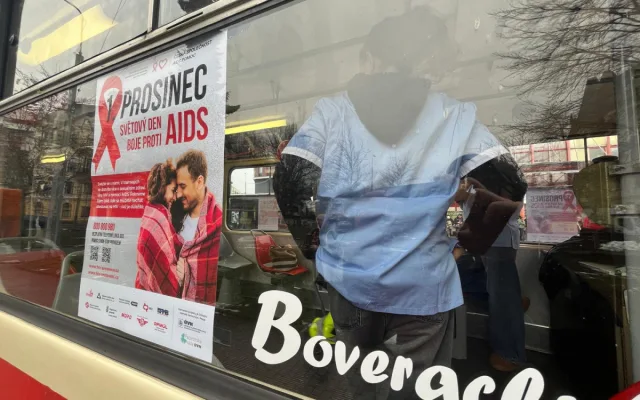 Dopravní podnik znovu vypravil osvětovou tramvaj. Upozorňuje na HIV a další infekce