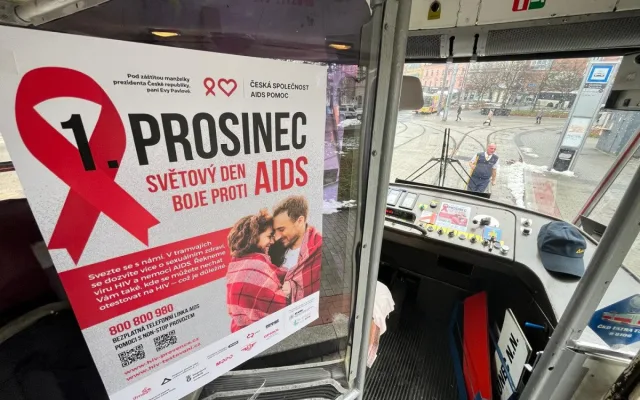 Dopravní podnik znovu vypravil osvětovou tramvaj. Upozorňuje na HIV a další infekce