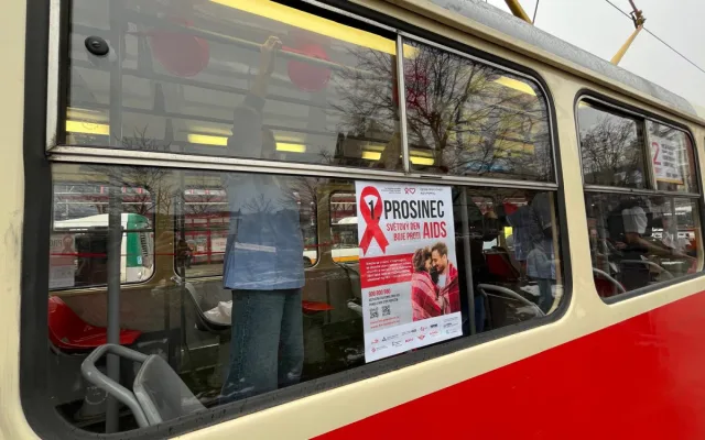 Dopravní podnik znovu vypravil osvětovou tramvaj. Upozorňuje na HIV a další infekce