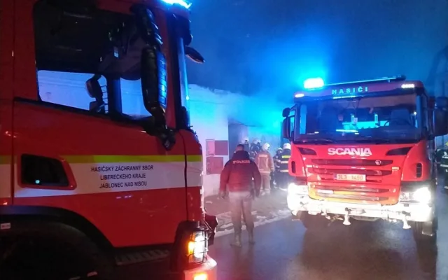 Ranní požár v Rychnově u Jablonce. Hasiči zachránili muže i kočky a psa
