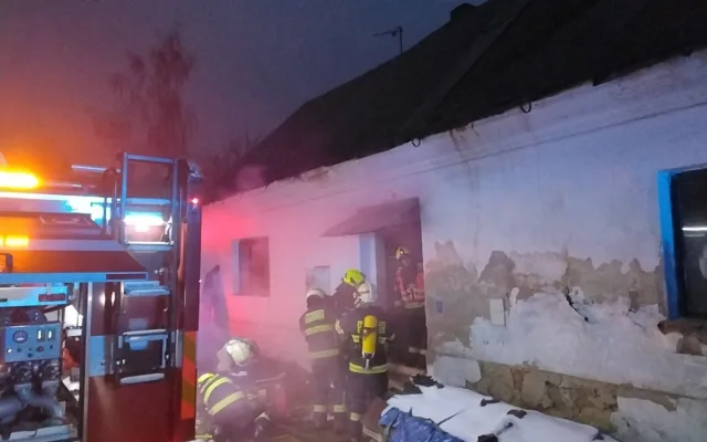 Ranní požár v Rychnově u Jablonce. Hasiči zachránili muže i kočky a psa