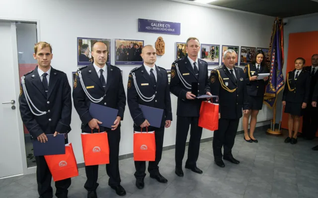 Hasiči ocenění za zásah. Zleva pprap. Ondřej Ďoubal, pprap. Matěj Benc, nprap. Jiří Došlík a pprap. Roman Kostelňák, který obdržel i medaili HZS LBK. Na snímku společně s krajským ředitelem HZS LBK plk. Janem Hadrbolcem