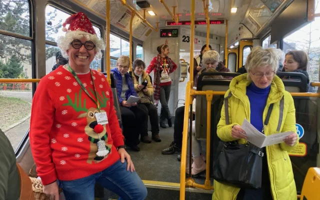 Z vánočně zdobené tramvaje se v Liberci nesl zpěv koled. Cestující svátečně naladila