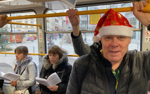 Z vánočně zdobené tramvaje se v Liberci nesl zpěv koled. Cestující svátečně naladila