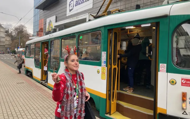 Z vánočně zdobené tramvaje se v Liberci nesl zpěv koled. Cestující svátečně naladila