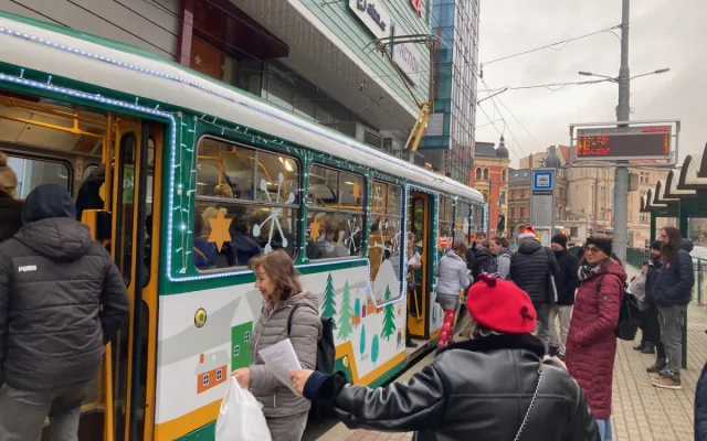 Z vánočně zdobené tramvaje se v Liberci nesl zpěv koled. Cestující svátečně naladila