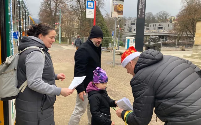 Z vánočně zdobené tramvaje se v Liberci nesl zpěv koled. Cestující svátečně naladila