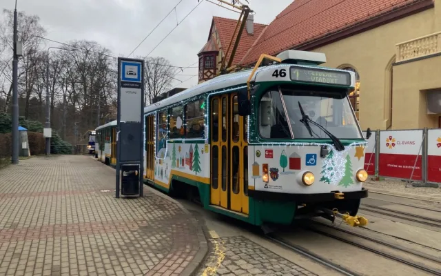 Z vánočně zdobené tramvaje se v Liberci nesl zpěv koled. Cestující svátečně naladila
