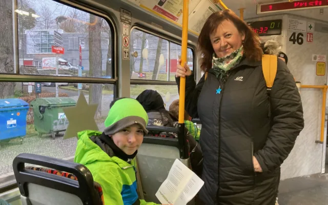 Z vánočně zdobené tramvaje se v Liberci nesl zpěv koled. Cestující svátečně naladila