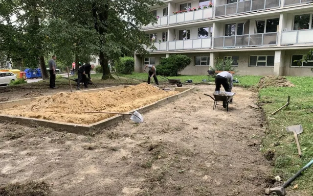 Úklid i práce s lopatou a krumpáčem. Vězni pomáhali se zvelebováním Liberce