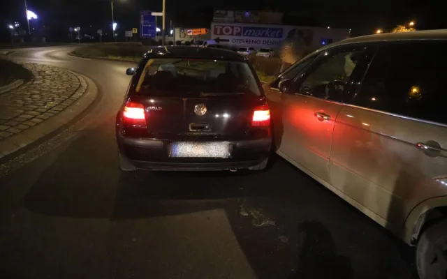 Dvě nehody řidičky za dvě hodiny. Couvala na kruháči, pak málem zrušila zastávku