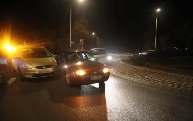 Dvě nehody řidičky za dvě hodiny. Couvala na kruháči, pak málem zrušila zastávku